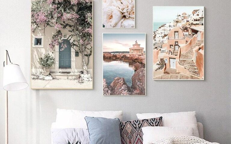 Štýlová obývačka s veľkým rodinným fotoobrazom na stene.